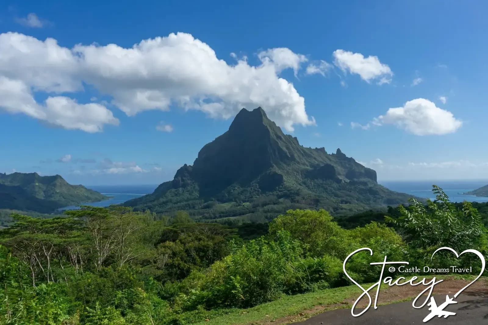 Cook's Bay and dramatic peaks of Mo'orea island